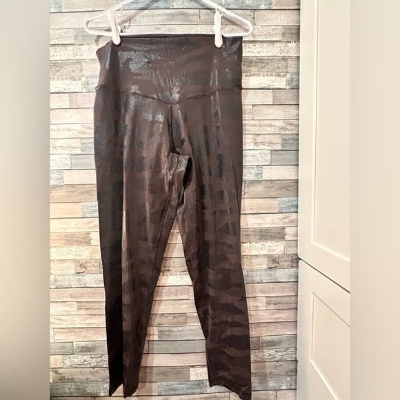 aerie Pants - Aerie OFFLINE 7/8 Real Me XTRA high-waisted camo leggings.
XL 25” inseam.